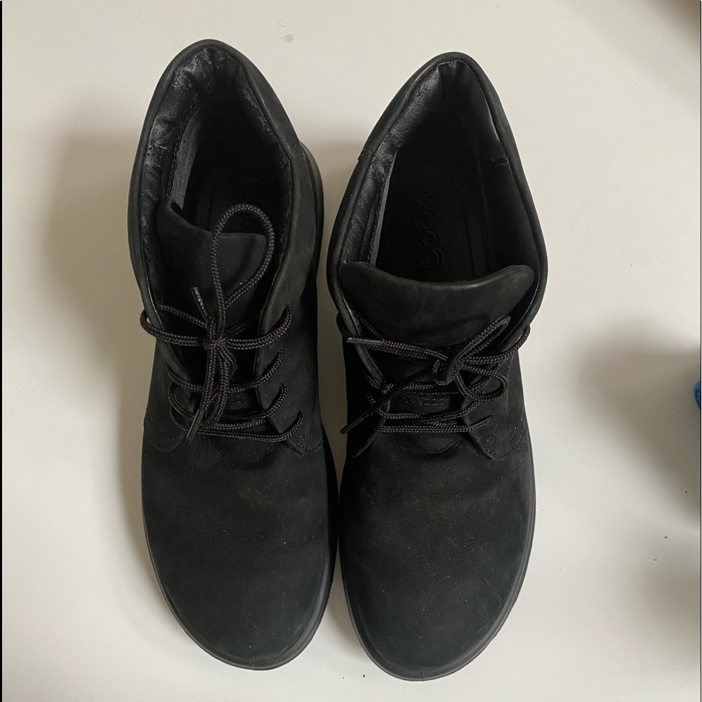 beautiful black pair of Ecco vintage ankle shoes in perfect condition